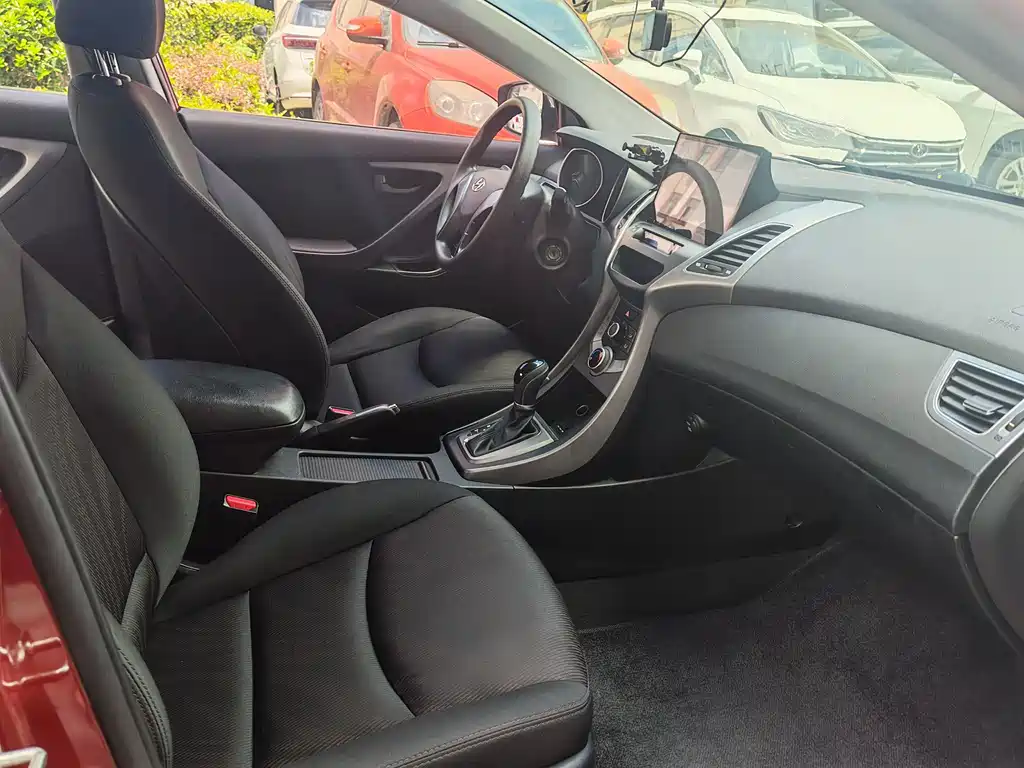 Hyundai Elantra 2016 — фото 18