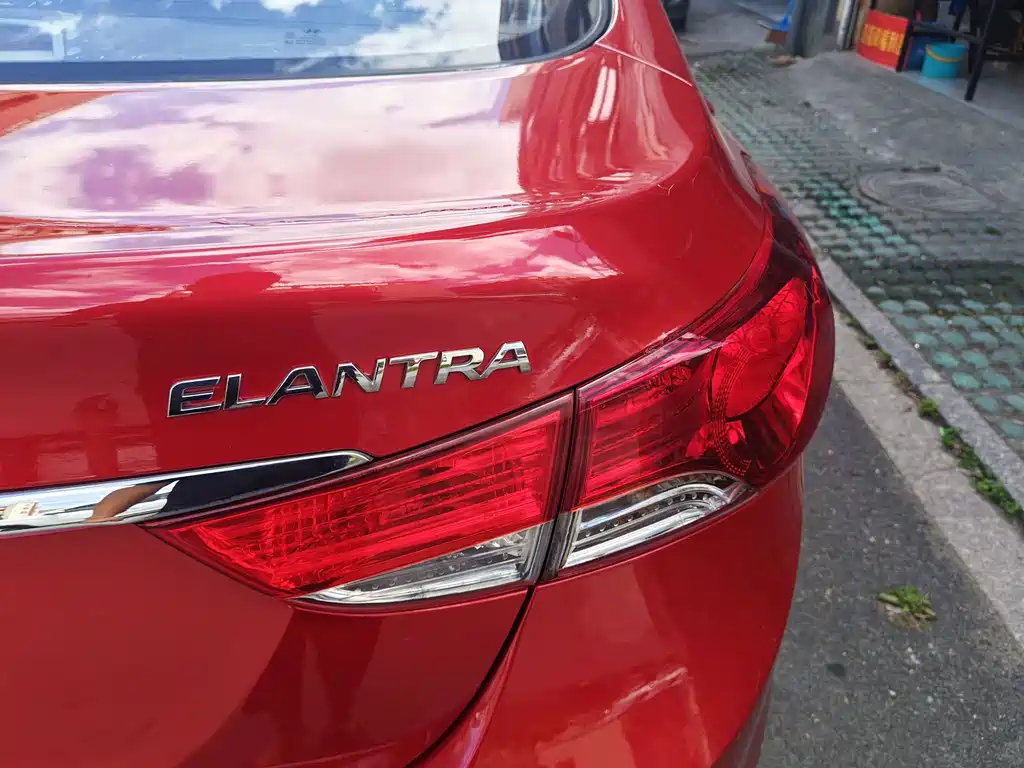 Hyundai Elantra 2016 — фото 10