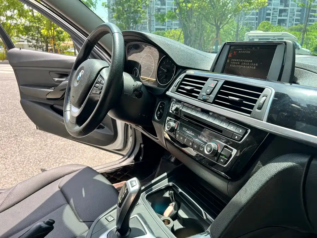 BMW 3 Series 2017 — фото 13