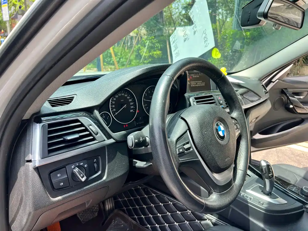 BMW 3 Series 2017 — фото 20