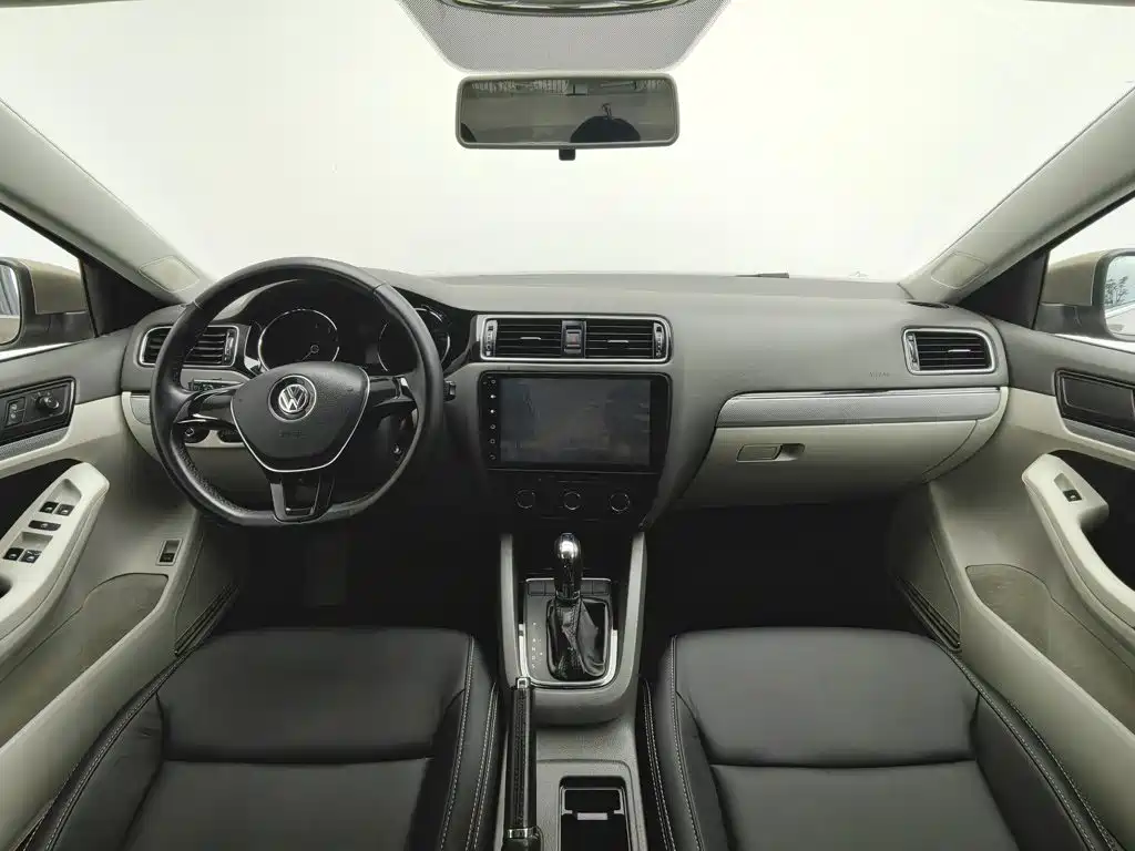 Volkswagen Sagitar 2016
