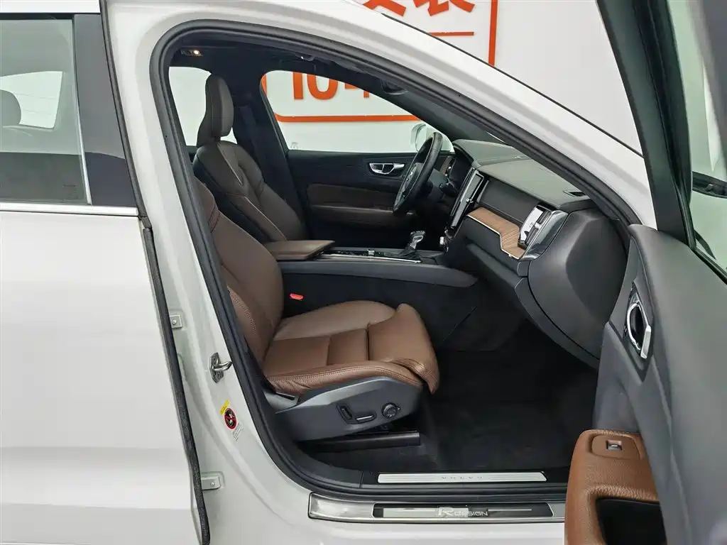 Volvo XC60 2021 — фото 23