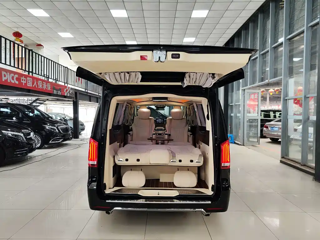 Mercedes-Benz V-Class 2019 — фото 31