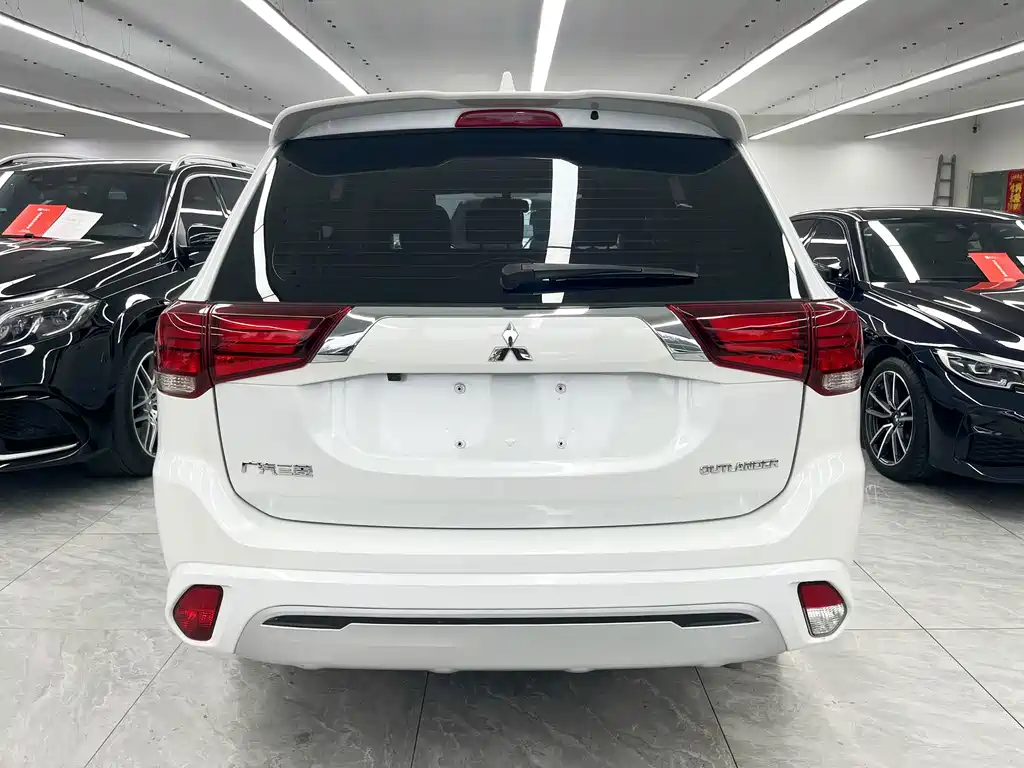 Mitsubishi Outlander 2021 — фото 5