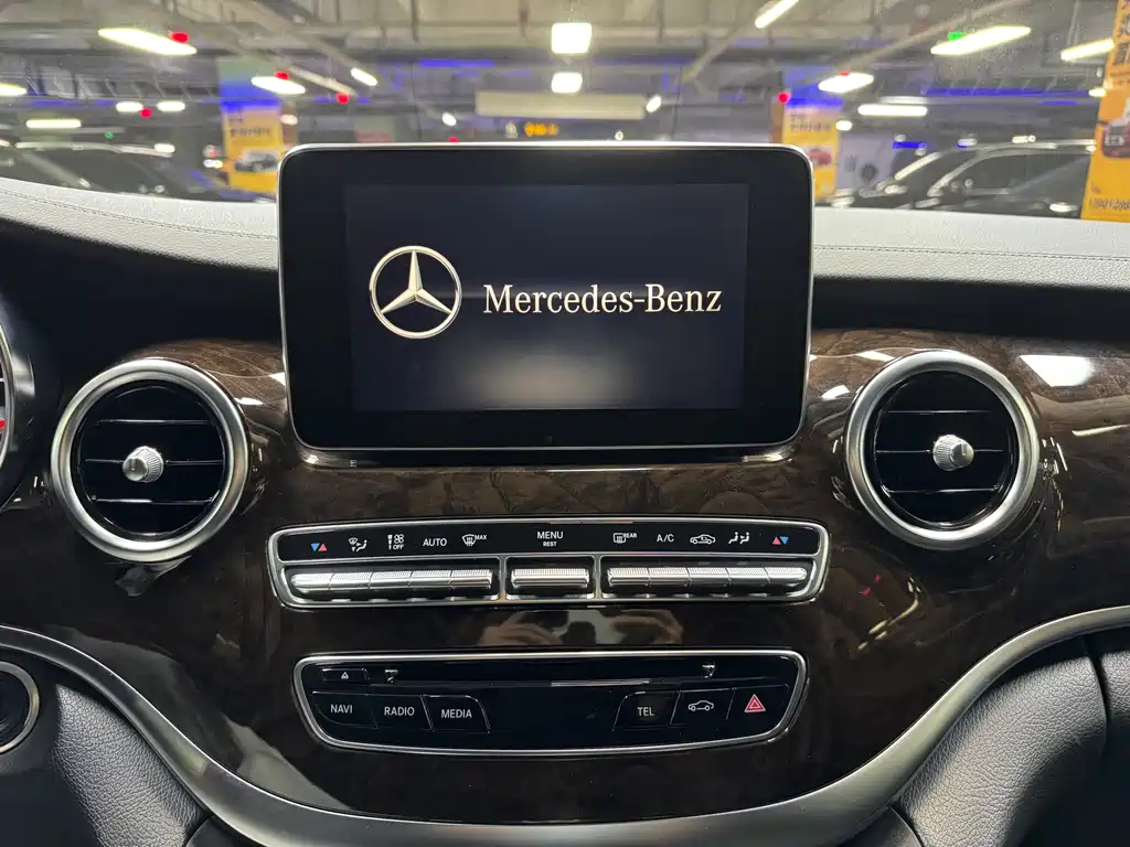 Mercedes-Benz V-Class 2018 — фото 24