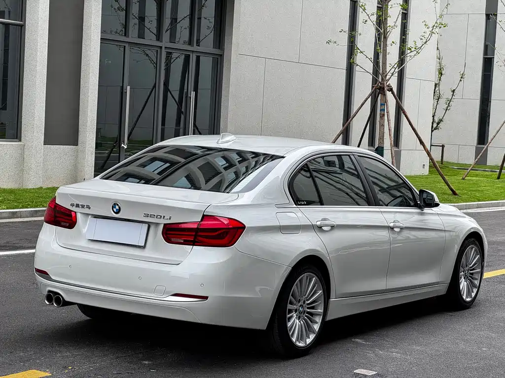 BMW 3 Series 2017 — фото 17