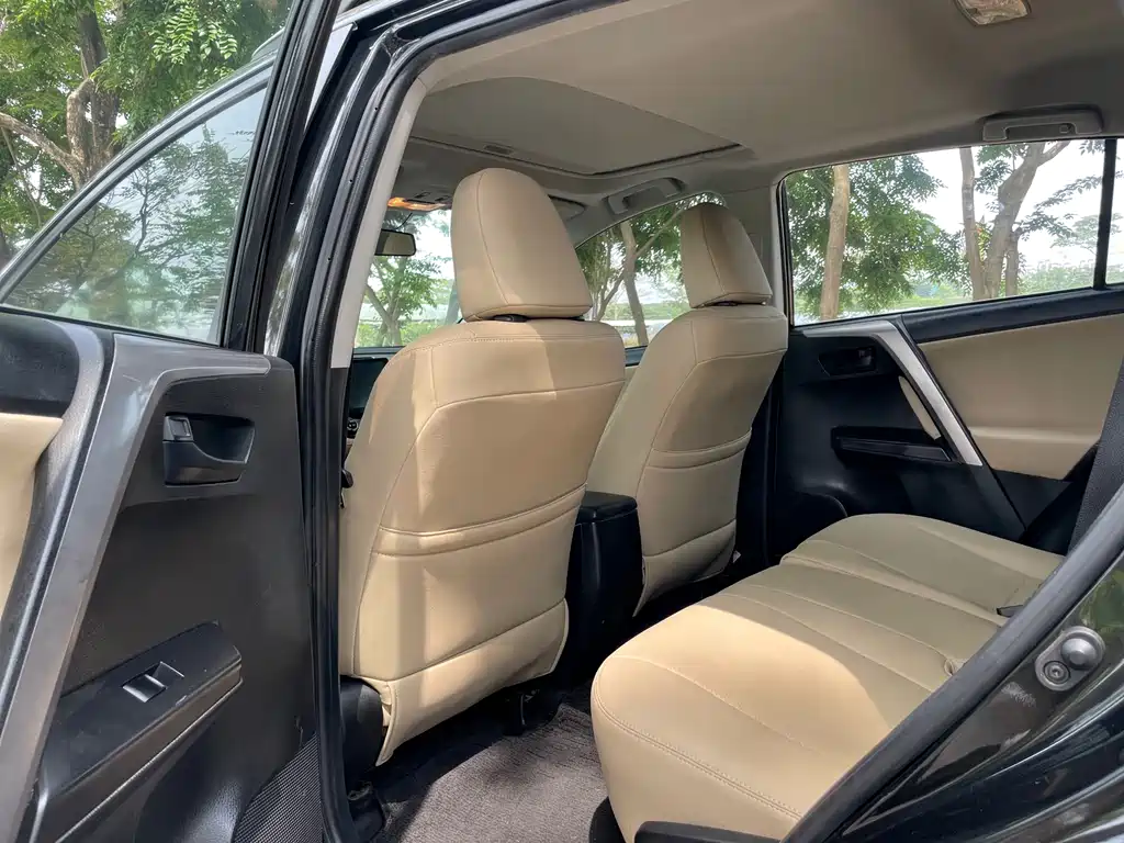 Toyota RAV4 2017 — фото 12