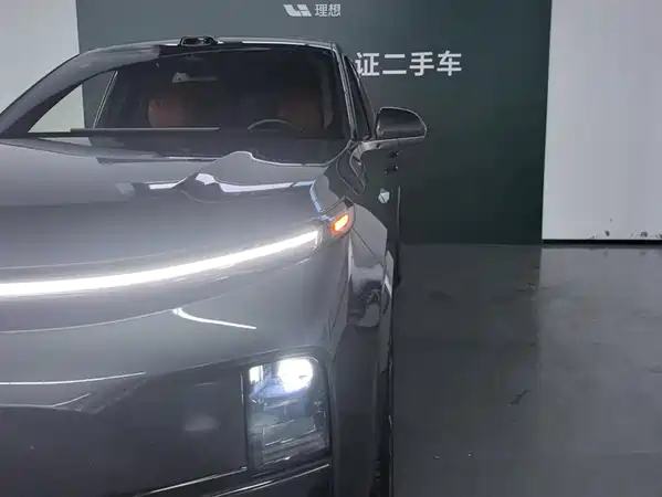 Li Auto L8 2025