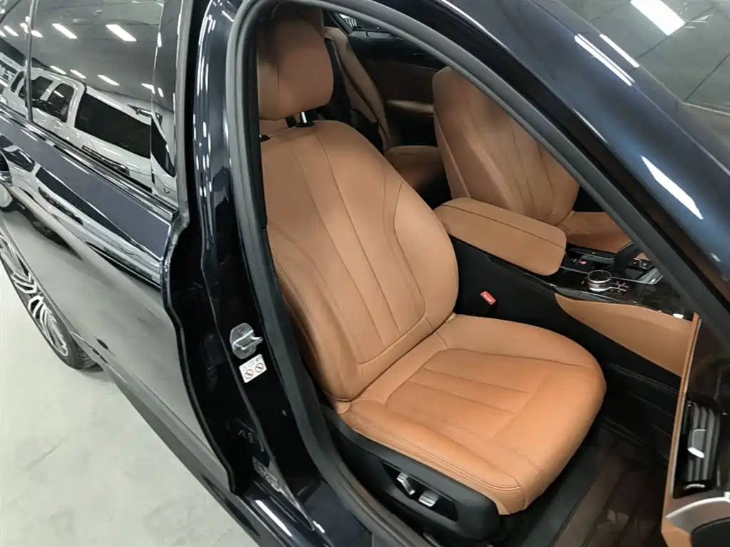 BMW 5 Series 2018 — фото 25