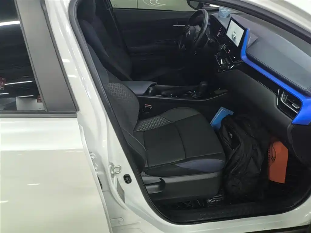 Toyota C-HR 2023 — фото 25