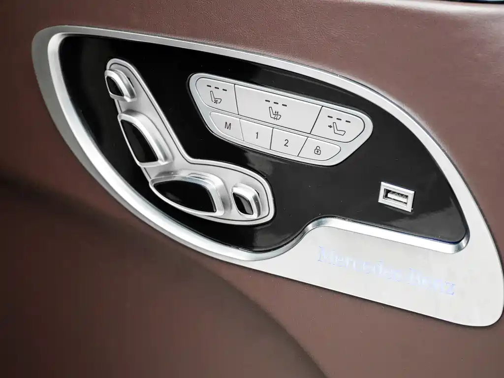 Mercedes-Benz V-Class 2021 — фото 22