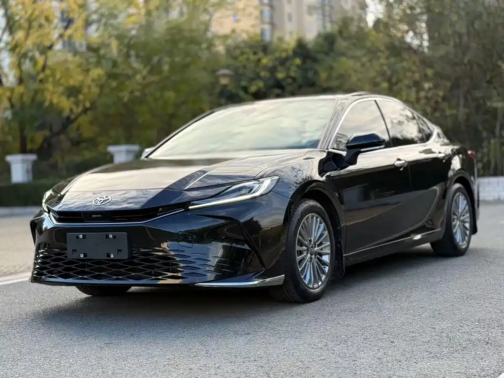 Toyota Camry 2025 — фото 1