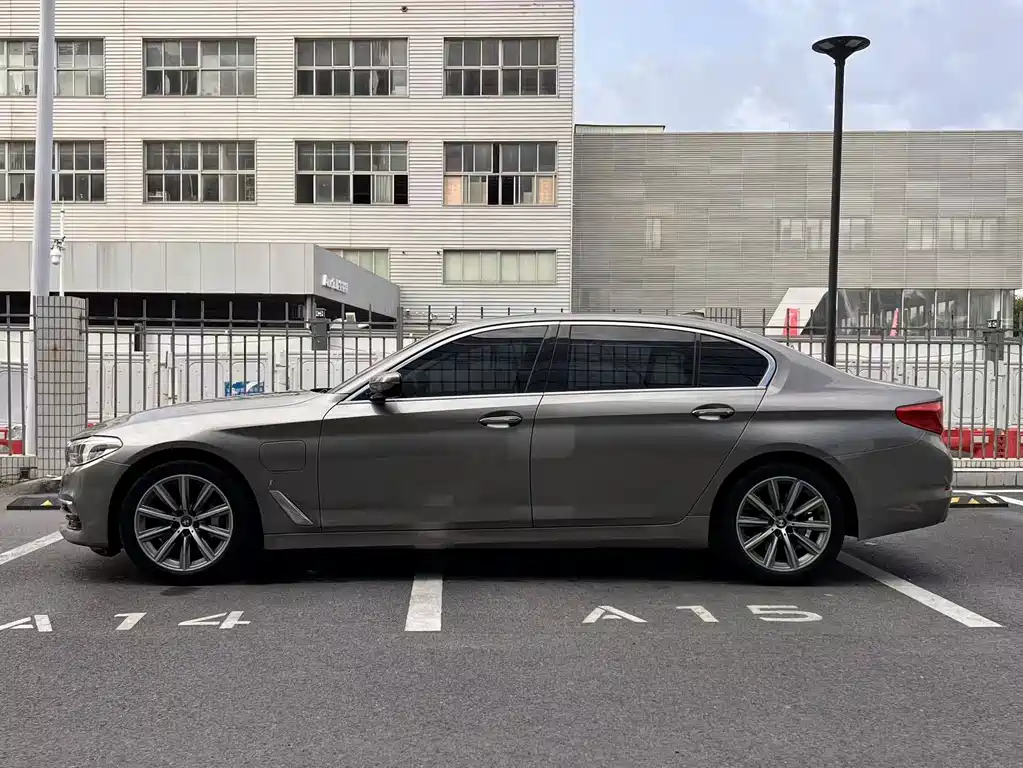 BMW 5 Series New Energy 2018 — фото 3