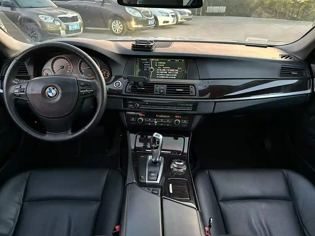 BMW 5 Series 2011 — фото 9