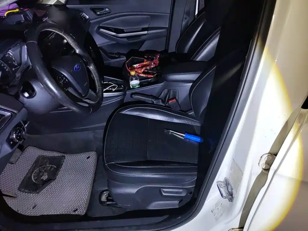 Ford Escort 2015 — фото 11