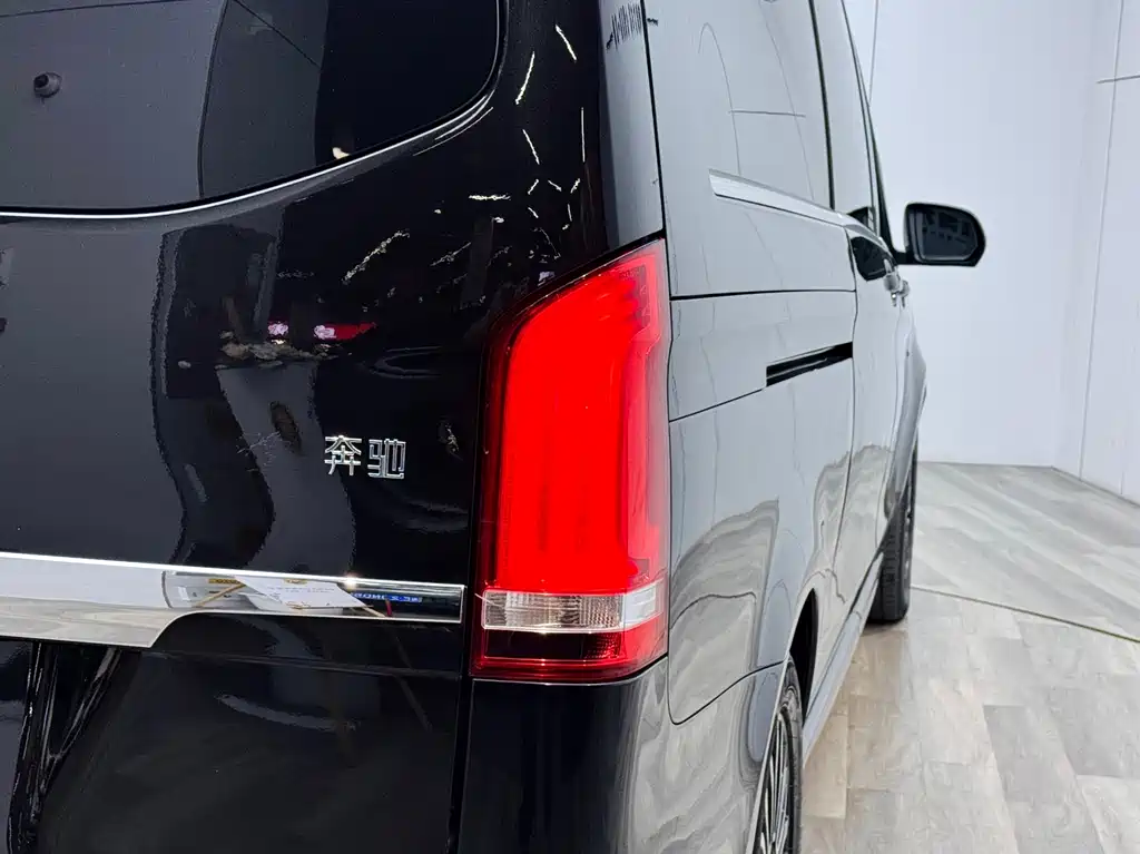 Mercedes-Benz V-Class 2018 — фото 15