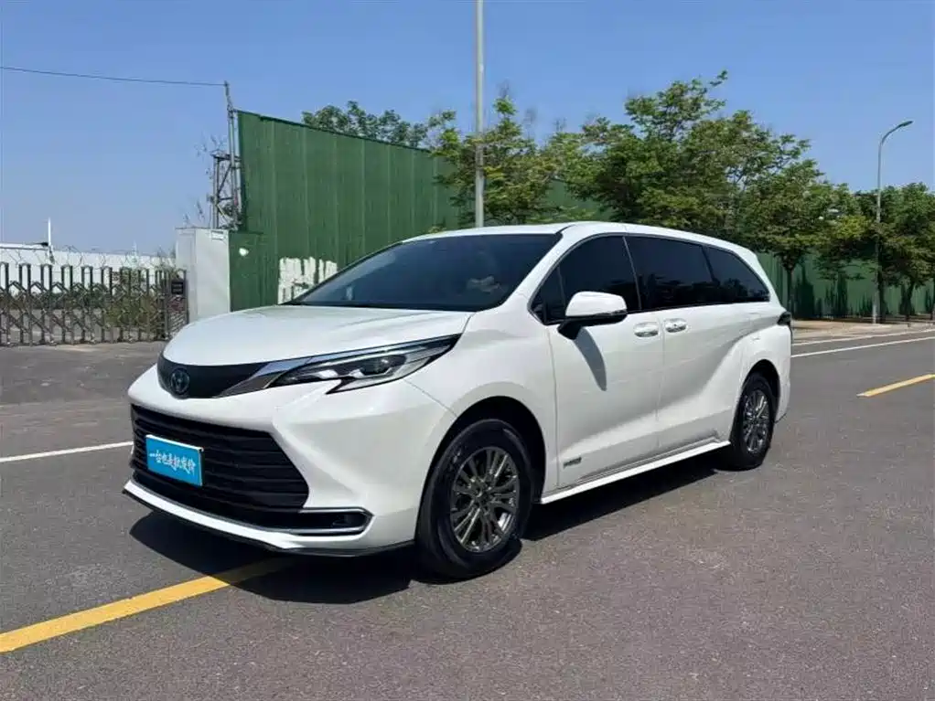 Toyota Sienna 2023 — фото 1