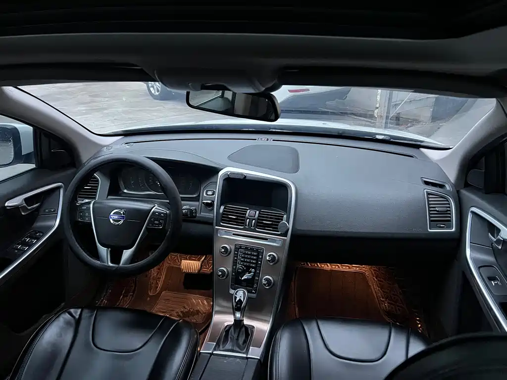 Volvo XC60 2017 — фото 16
