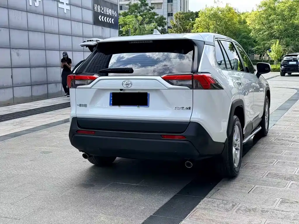 Toyota RAV4 2023 — фото 14