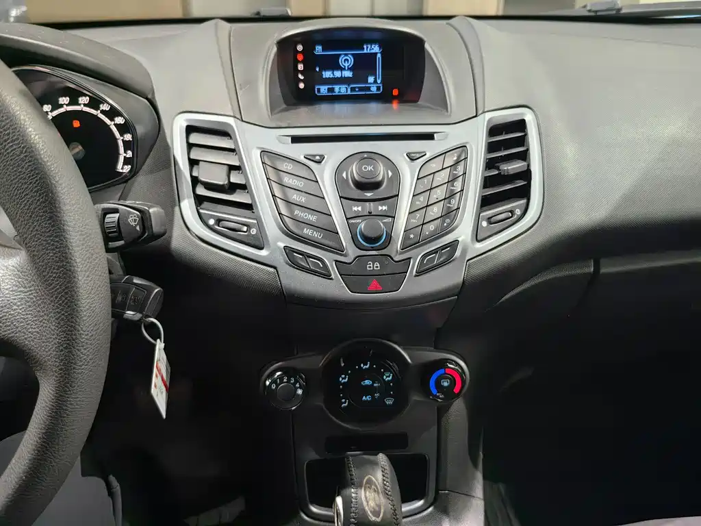 Ford Fiesta 2014 — фото 17