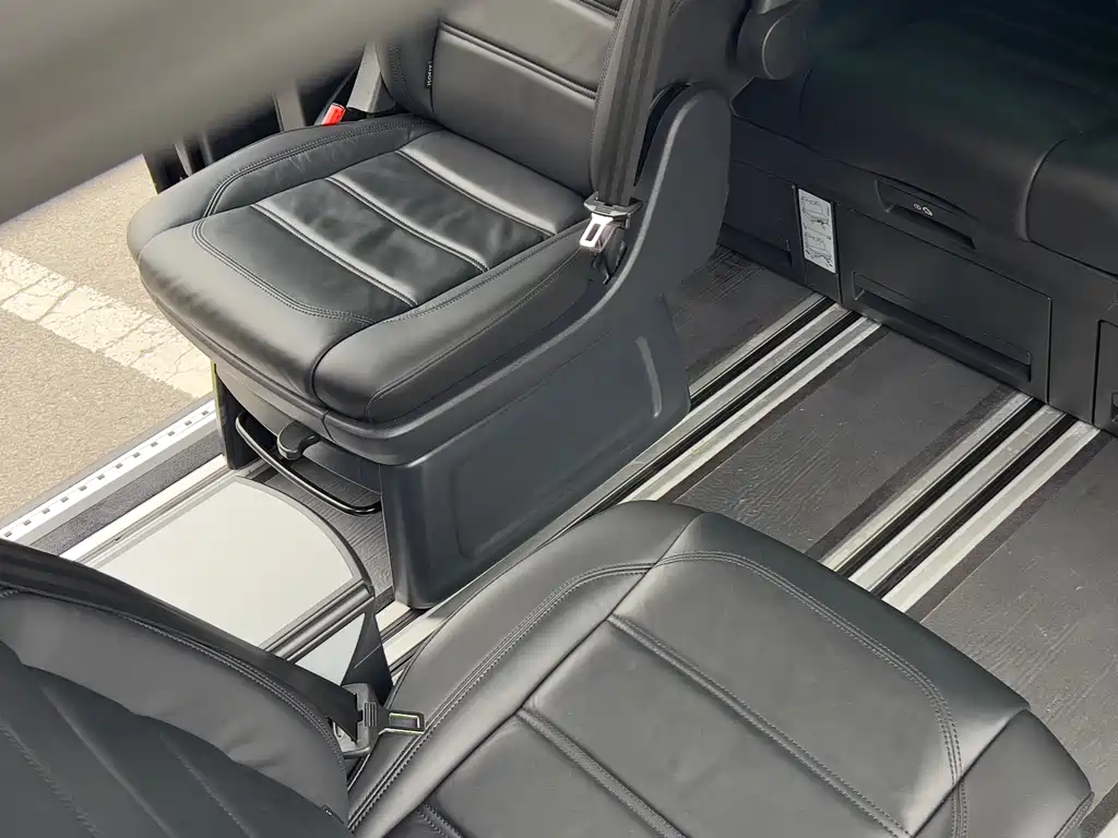 Volkswagen Multivan 2017 — фото 24