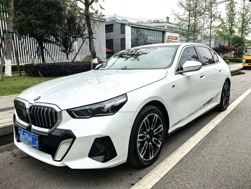 BMW 5 Series 2024 — фото 1