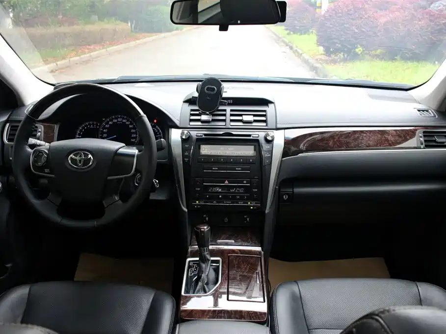 Toyota Camry 2017 — фото 12