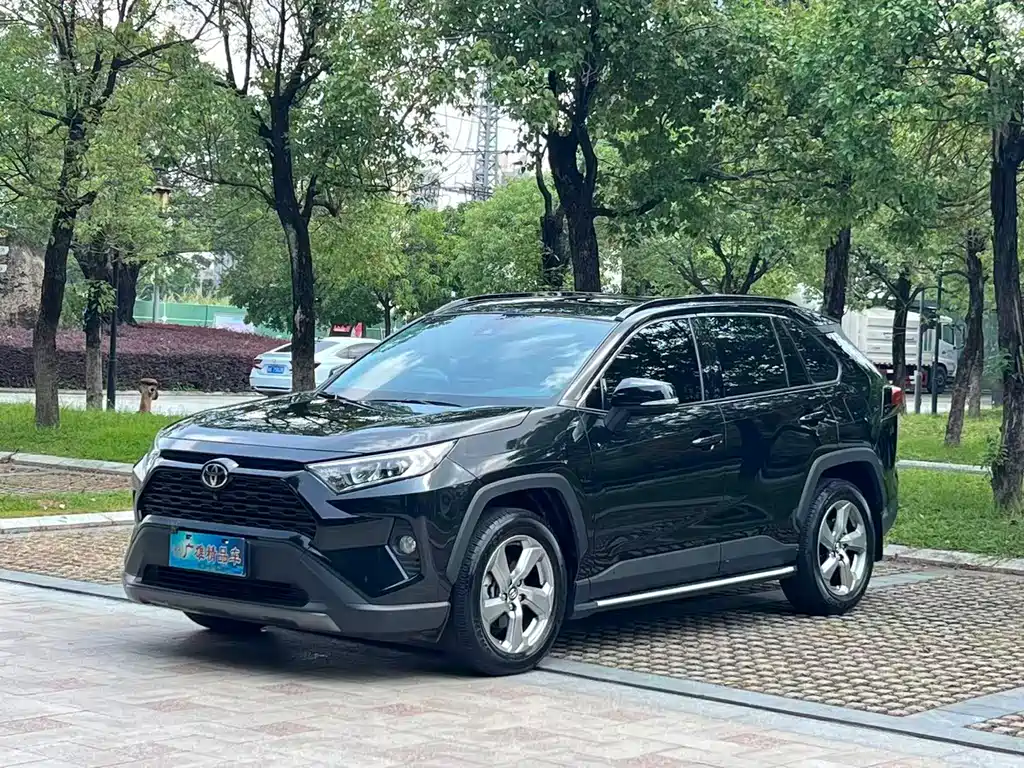 Toyota RAV4 2021 — фото 1
