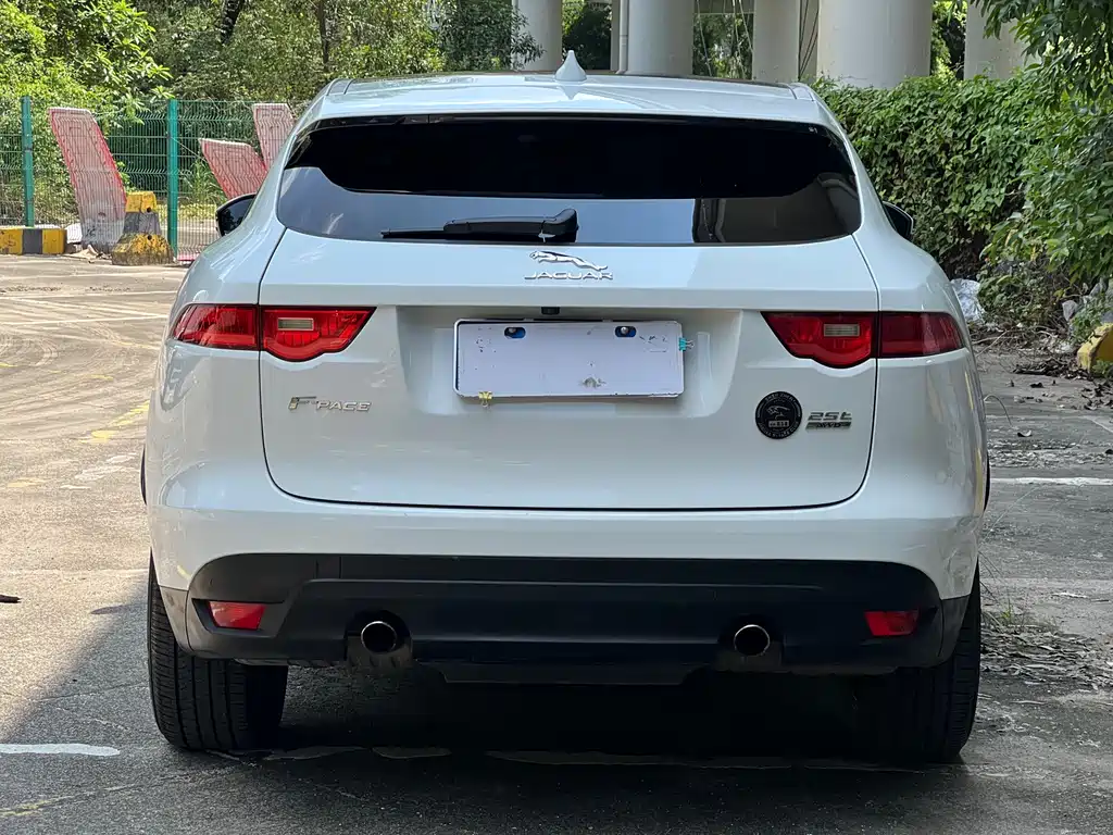 Jaguar F-PACE 2017 — фото 19
