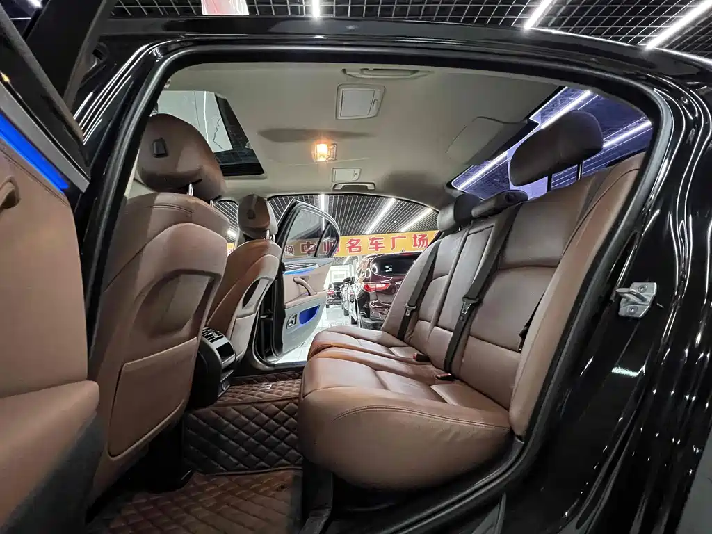 BMW 5 Series 2017 — фото 16