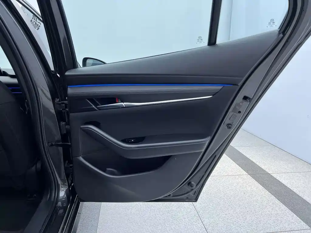 Mazda 3 Axela 2023 — фото 16