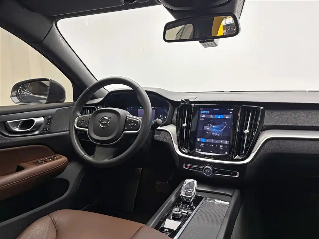 Volvo S60 2023 — фото 22