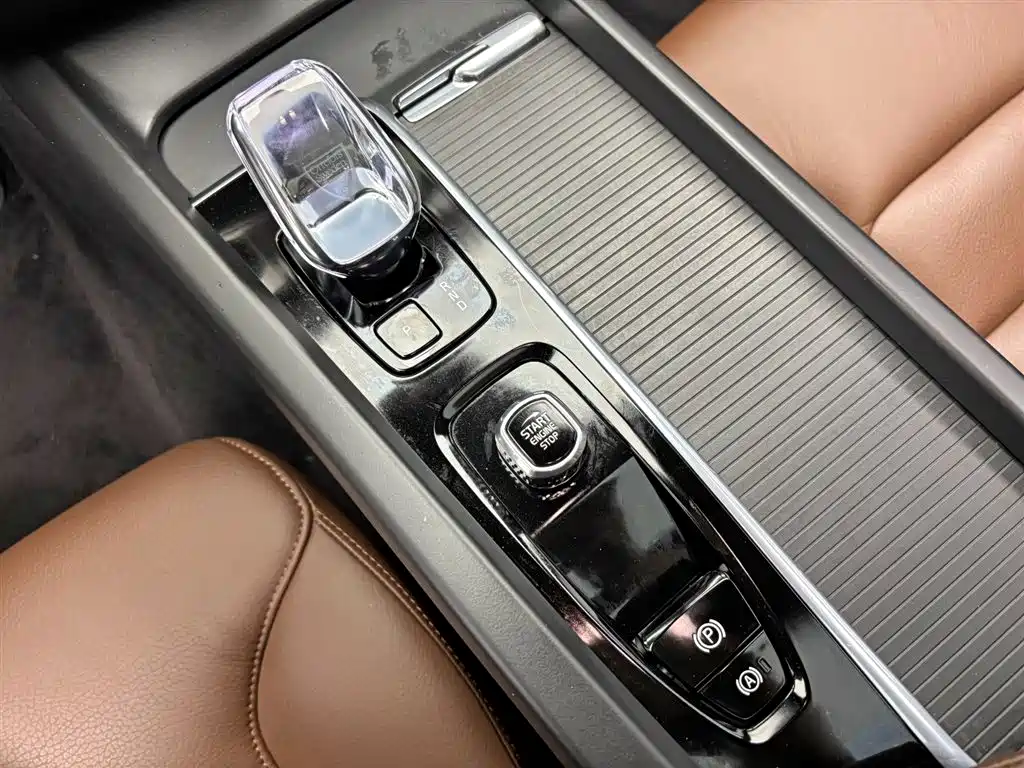 Volvo S60 2023 — фото 17