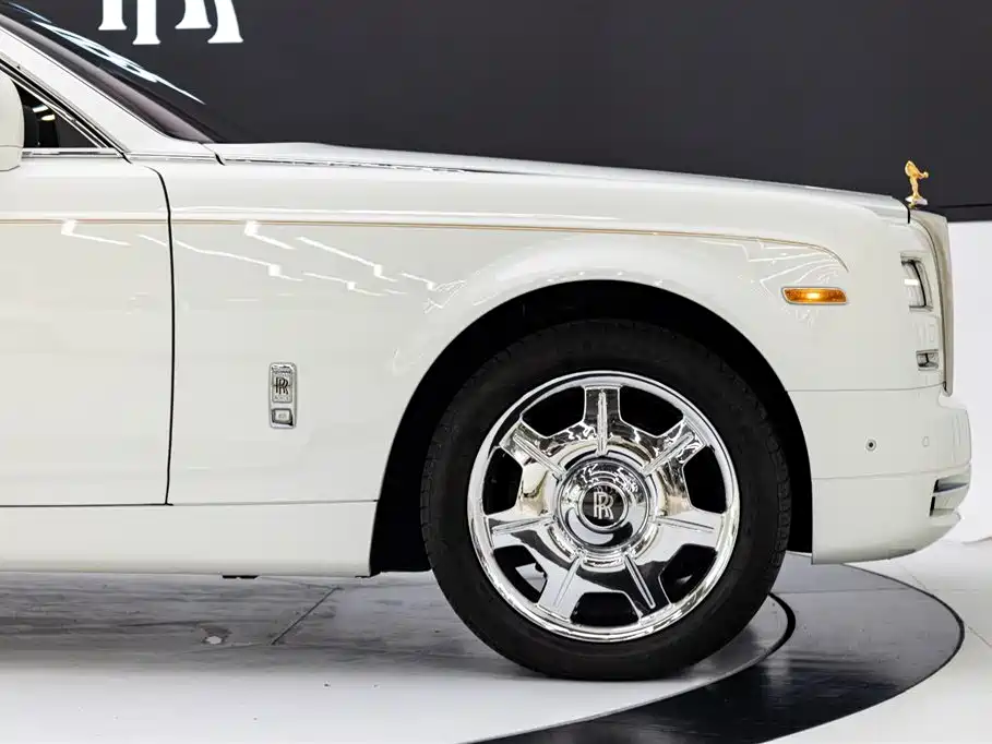 Rolls-Royce Phantom 2016 — фото 22