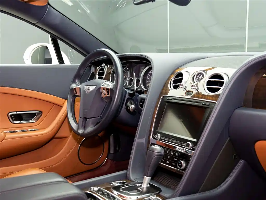 Bentley Continental 2019 — фото 13