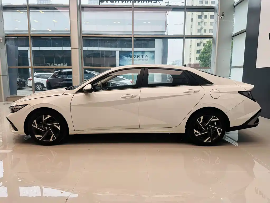 Hyundai Elantra 2023