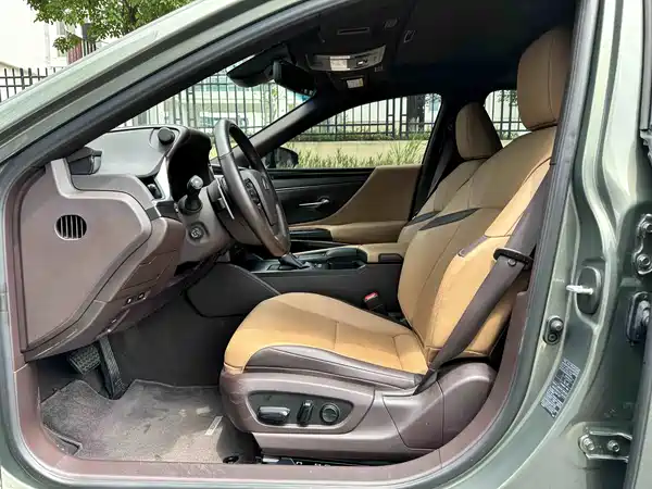 Lexus ES 2020