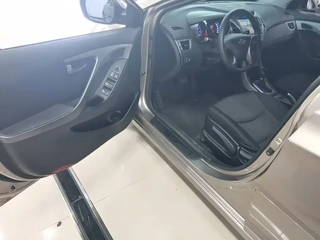 Hyundai Elantra 2017 — фото 16