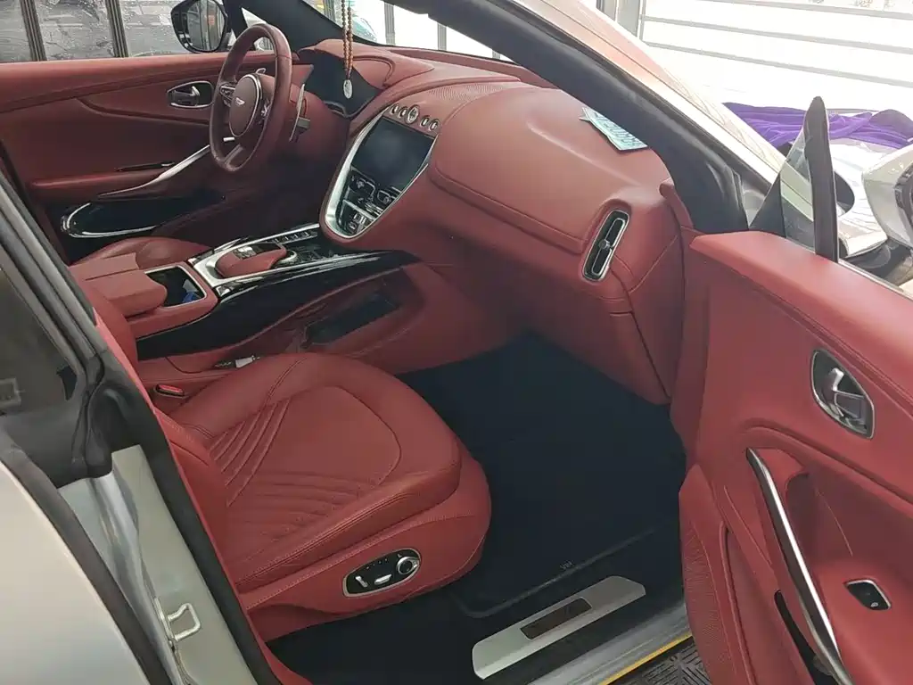 Aston Martin DBX 2023