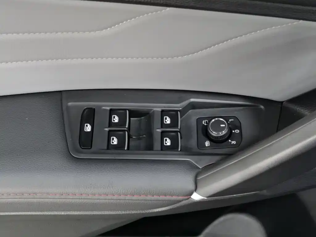 Volkswagen Tiguan L Plug-In Hybrid 2023 — фото 9