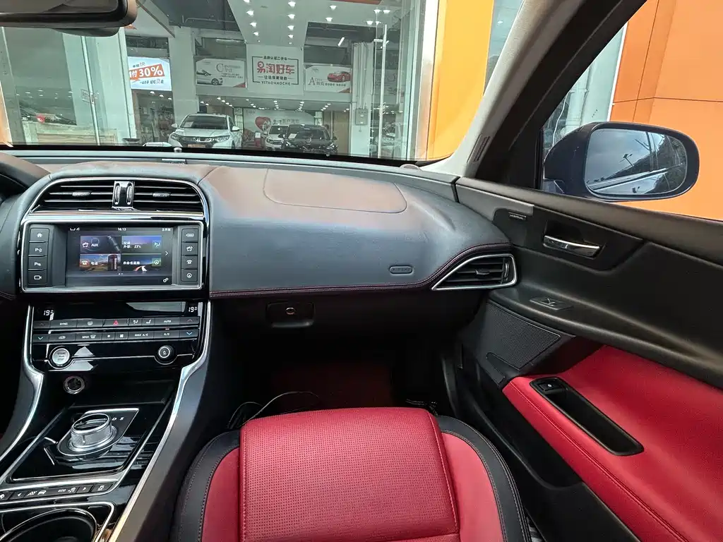 Jaguar XE 2016 — фото 18