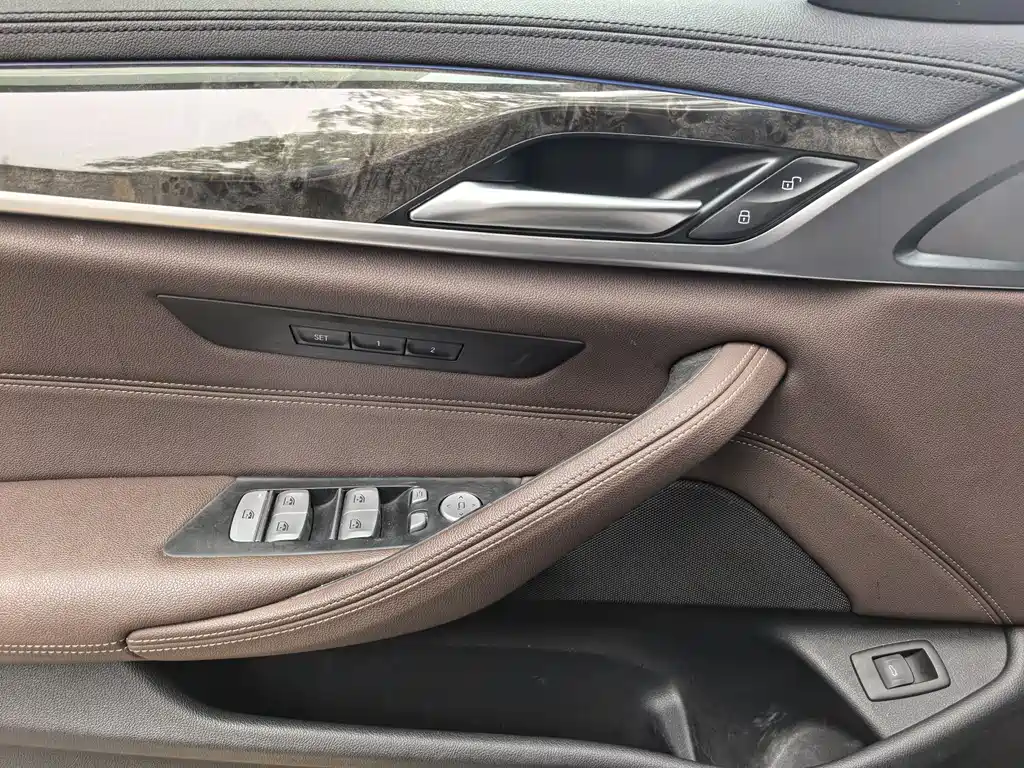 BMW 5 Series 2019 — фото 9