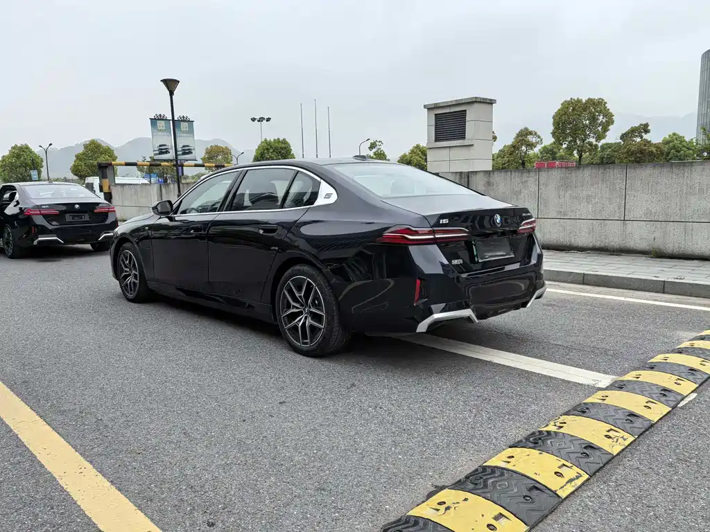 BMW i5 2025 — фото 3