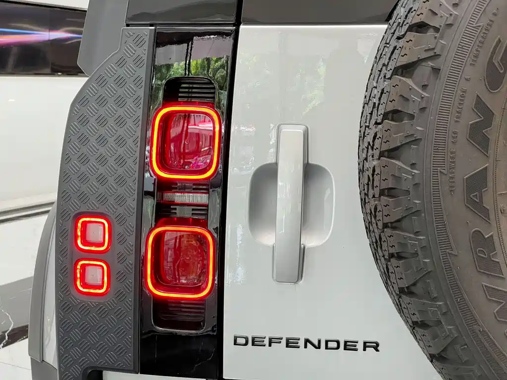 Land Rover Defender 2022 — фото 25