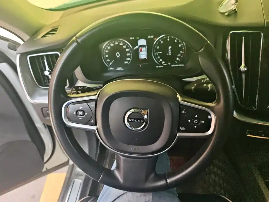 Volvo XC60 2018 — фото 15
