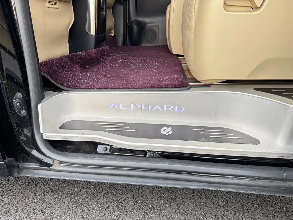 Toyota Alphard 2020 — фото 18