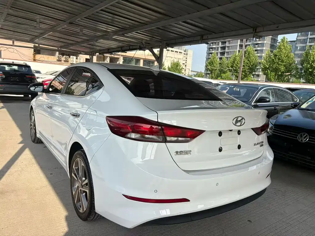 Hyundai Elantra 2018 — фото 8