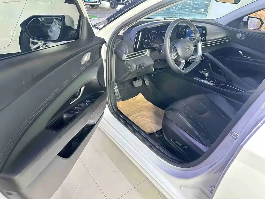 Hyundai Elantra 2023 — фото 10