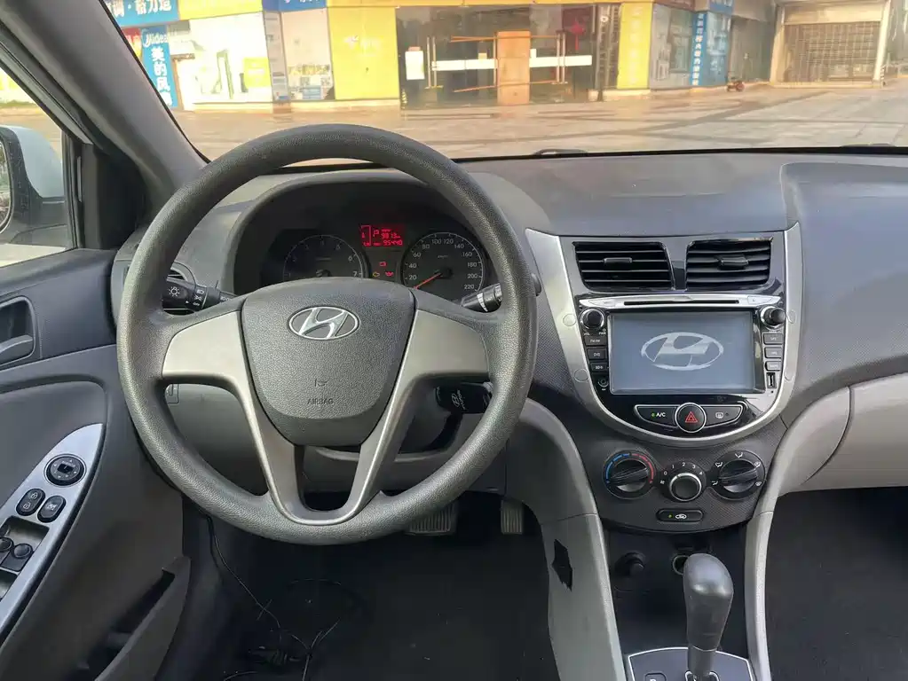 Hyundai Verna 2015 — фото 12