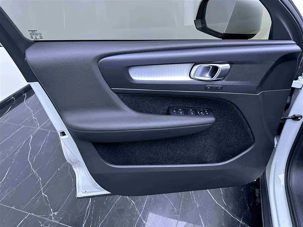 Volvo XC40 2022 — фото 16